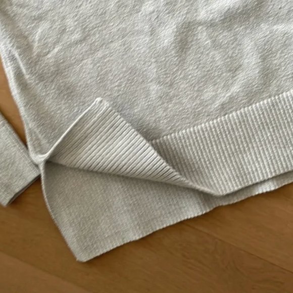 Cozy great sweater from Banana Republic with slit at bottom - Picture 3 of 6